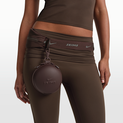 NikeSKIMS Women's Hardshell Round Case. Nike.com